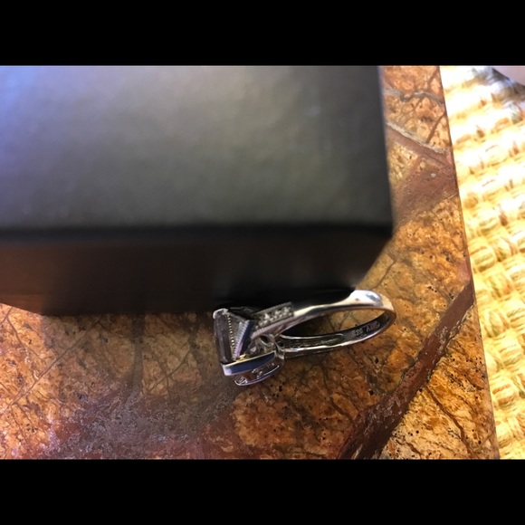BEAUTIFUL EMERALD CUT RING. CZ AND 925 - Picture 3 of 6